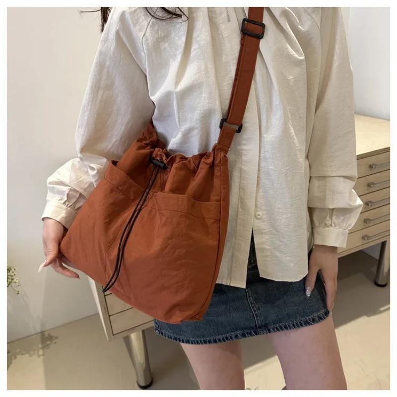 Neue vielseitige Umhängetasche mit großem Fassungsvermögen für den Sommer von Damen, beliebte leichte Umhängetasche mit minimalistischer Tragetasche