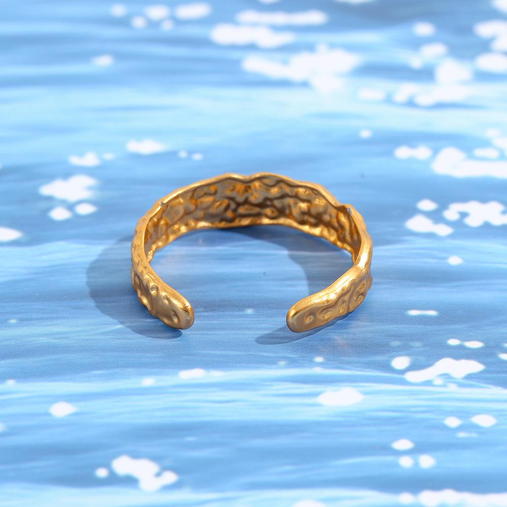 

Non-fading Aluminum Matte Ring with Hammered Texture - Punk Style & Metallic Feel золотой