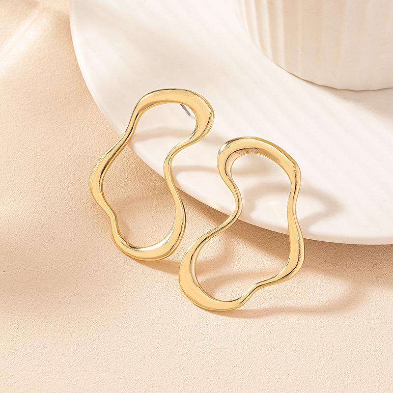 Trendy Heart-Shaped Irregular Line Earrings: Stylish, Simple, Cold-Style Accessory for Women, Ideal for Daily Wear and Parties.