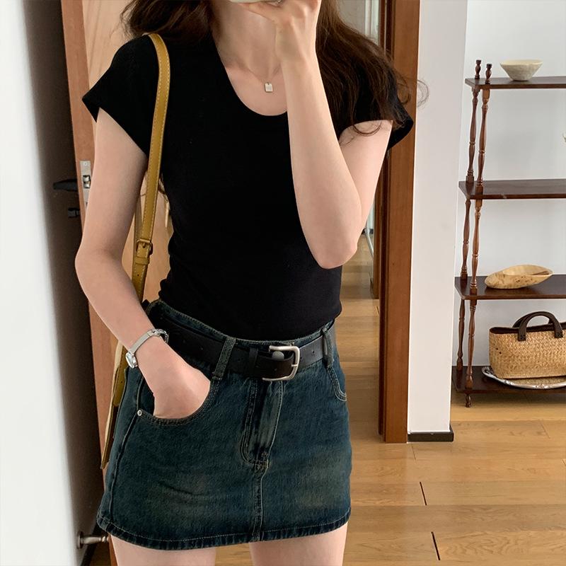 

Хлопковая женская футболка приталенного кроя с U-образным вырезом в европейском стиле, однотонная - лето 2024, короткий рукав Extra Large чёрный