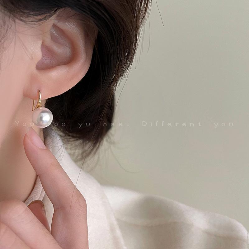 Elegant 2024 Baroque Pearl Earrings: Trendy Retro High-Heel Ear Hooks for Women.