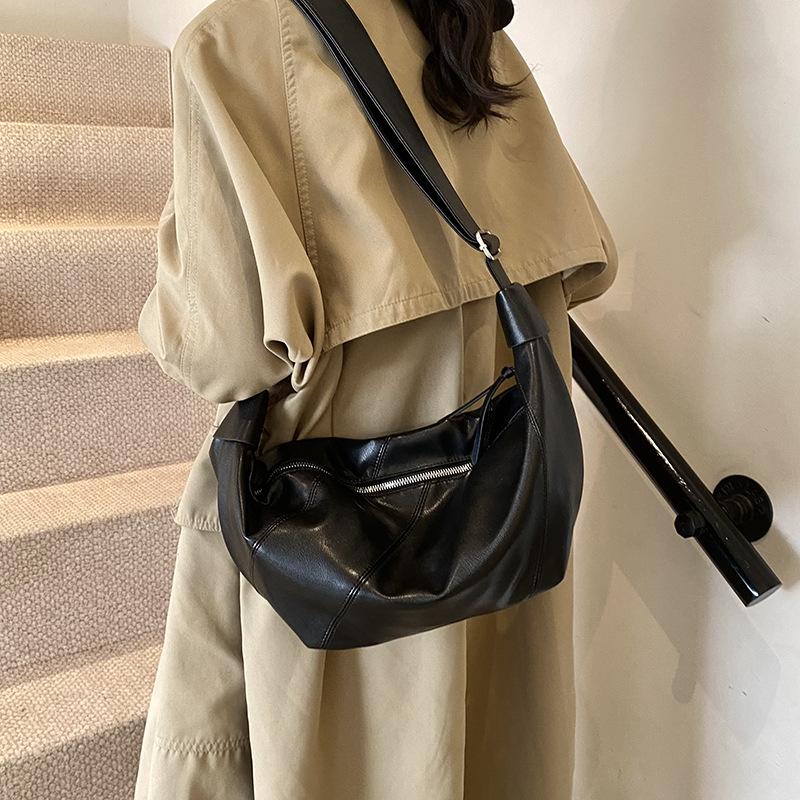 

2025 autumn and winter new light luxury high sense niche fashion one shoulder crossbody underarm bag woman 40*7*21cm чёрный