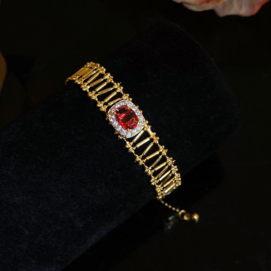 Cai Hua Ying Wan French Style Cubic Zirconia Square Hollow Bracelet – Retro Elegant Hand Jewelry