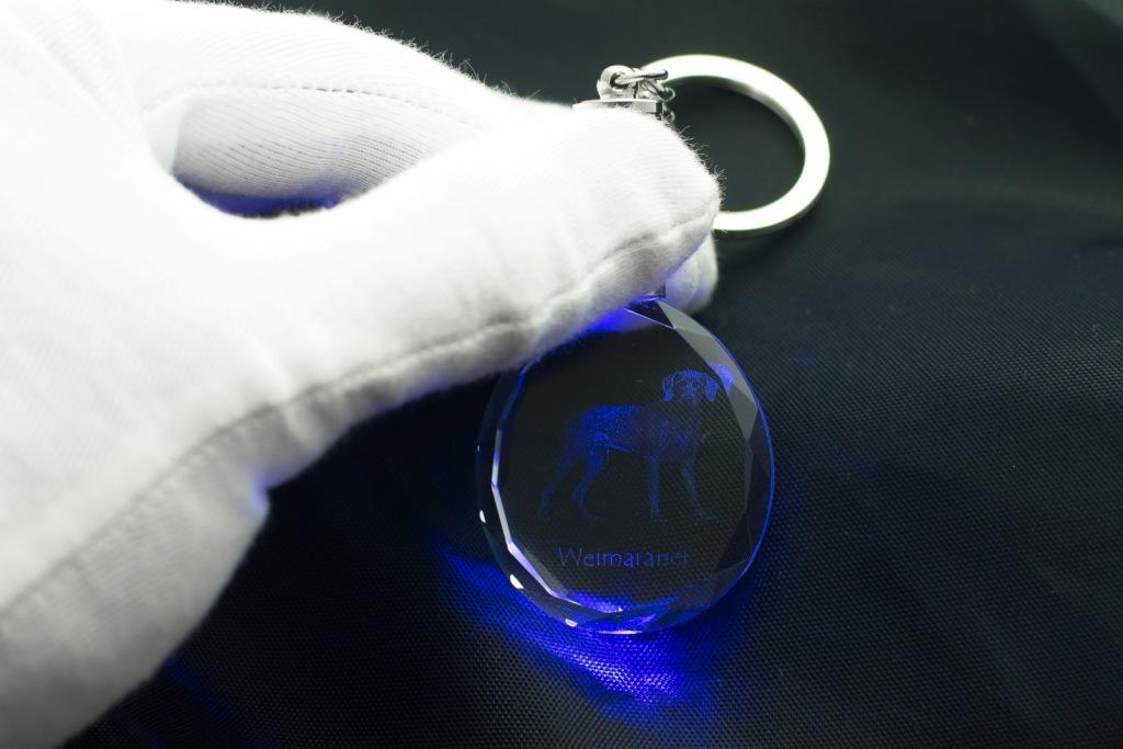 Wyżeł weimarski, Szary Duch - zawieszka ze zdjęciem psa, kryształowy brelok w pudełku prezentowym, wyjątkowy prezent od Art-Dog