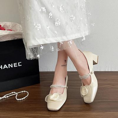 2026 Neue Chinesische Süße Blume Damenschuhe Einfacher und Sanfter Stil Grober Absatz Kamelie Mary Jane Schuhe Französische Seide Hochzeitsschuhe