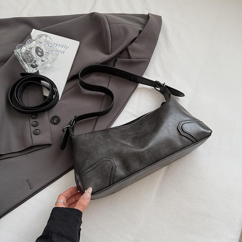 

2025 Корейская версия модной нишевой ретро сумки подмышку Корейская версия модной матовой простой текстуры плечевой сумки-мессенджера женская