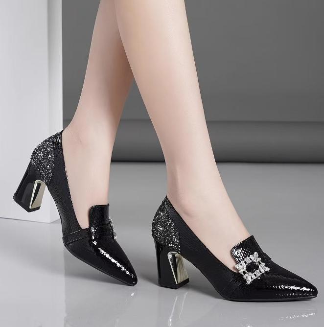 

Модные женские туфли-лодочки FHC 2024 в европейском стиле, туфли на высоком каблуке, весенняя обувь, с мелким вырезом, с острым носком, квадратная пряжка со стразами, слипоны, желтые, дропшиппинг 35 чёрный