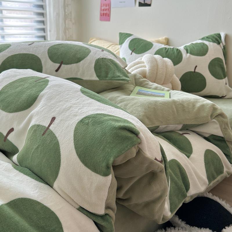 Set de patru piese din catifea cu lapte de iarnă de clasa a în desene animate pat îngroșat pentru student cearșaf de pat din trei piese cearșaf de pat cuvertură