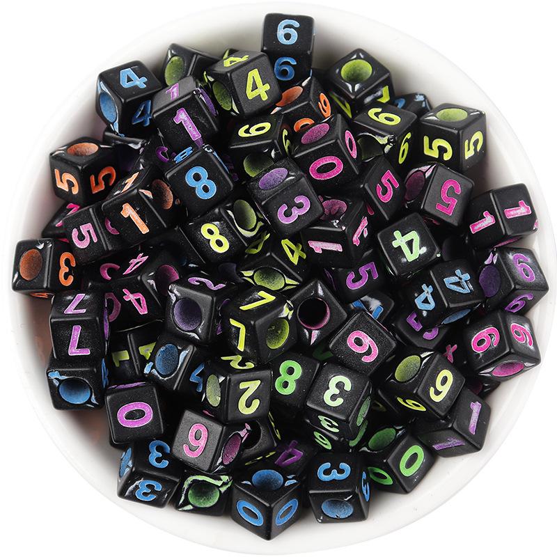 100-Stück-Packung: Gemischte Farbe Zahl Acrylperlen, Quadratisch & Flachrund für DIY Armbänder