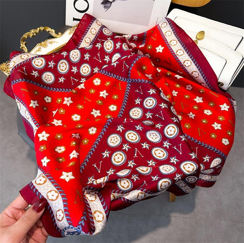 Retro Style Niche Small Square Scarf Simulation Silk Silk Scarf Headscarf Women'S Spring And Summer Scarf Printed Neck Protection Scarf Scarf