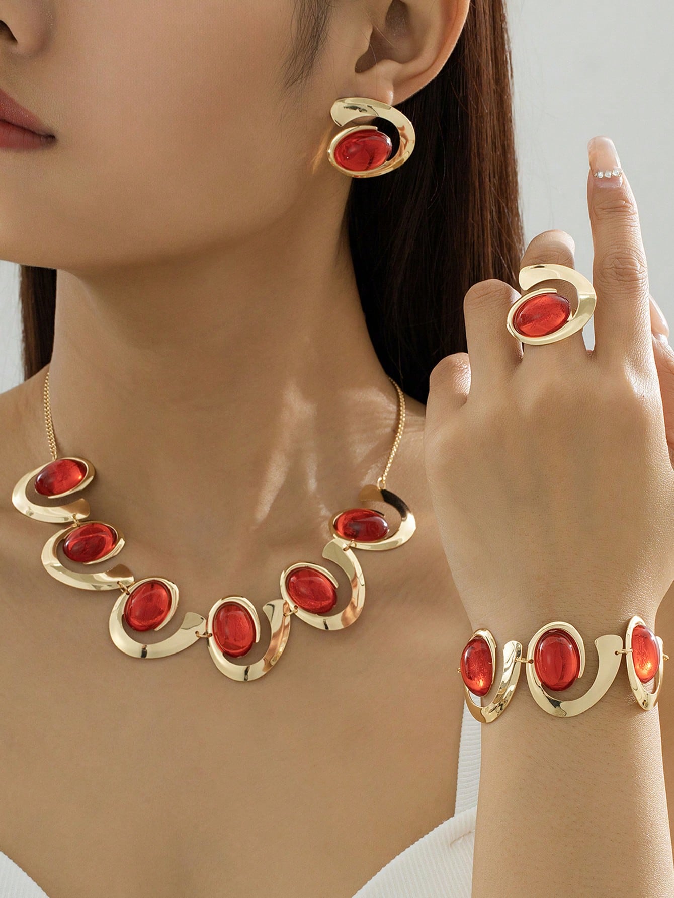 

Модные украшения для женщин красный