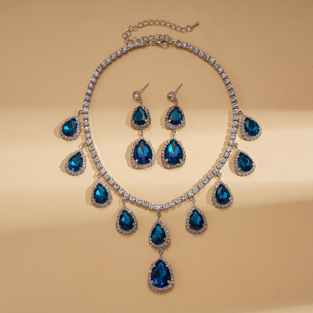 

Two-piece set of diamond-encrusted water drop pendant, stud earrings, necklace, exquisite fashion heavy industry light luxury necklace.