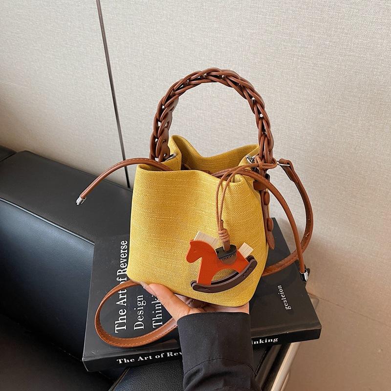 Today's popular bags, new summer texture niche shoulder bags, versatile messenger bucket bags