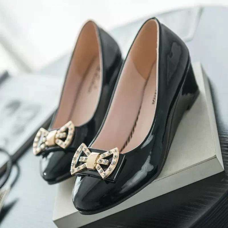 2025 Korean Version of Spring and Autumn New Women's Leather Shoes Medium Heel Thick Heel OL High Heel Round Head Light Mouth Wedge Heel Shoes Single