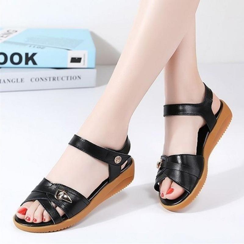 Soft leather mother sandals women's 2025 new beef tendon soft sole Velcro middle-aged and elderly women's sandals non-slip outer wear