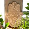Hamsa Hand Wandplakette, Mangoholz Weißwaschung