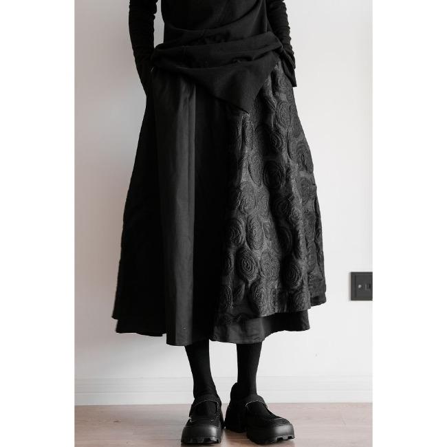 

Темно красивая милая юбка трапециевидной формы с высокой талией и цветочным принтом в стиле пэчворк One Size чёрный