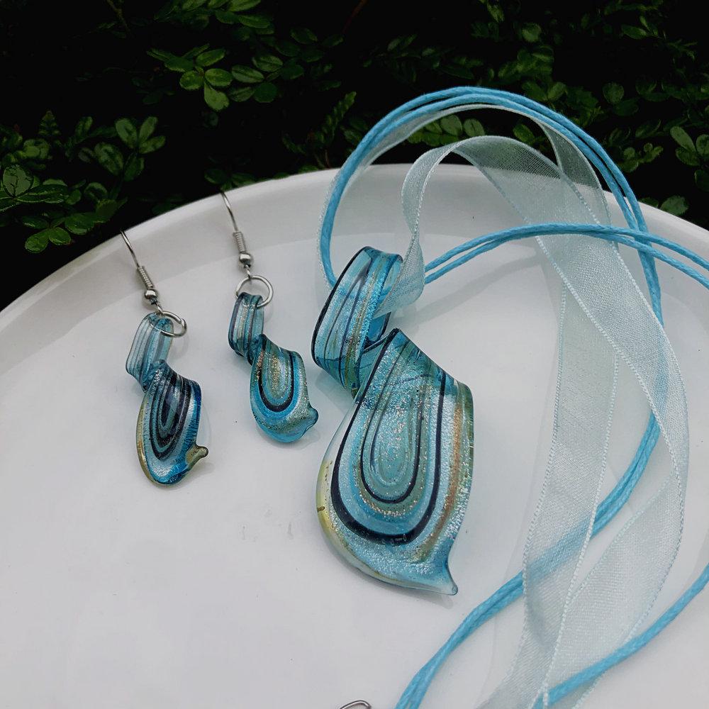 Trendy Blue Glass Ribbon Pendant Necklace & Earring Set - Perfect Seaside Vacation Accessory.