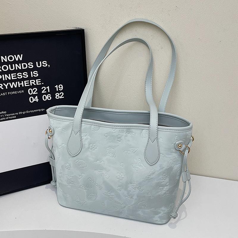 

2025 early spring new Korean version cute embossed tote bag student commuting niche women s large-capacity shoulder bag