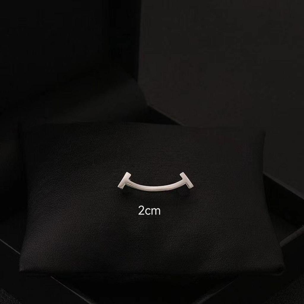 Japanese Cute Minimalist Smiling Face Brooch: Elegant Women's Anti-Exposure Neckline Pin