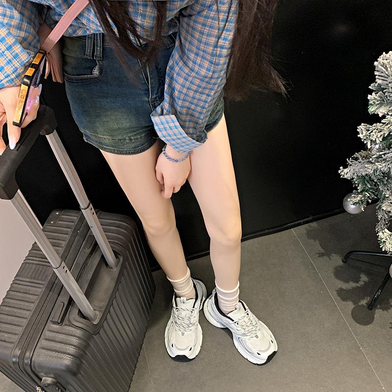 Women's autumn and winter 2025 new breathable mesh sports shoes niche thick-soled lightweight running shoes show small feet