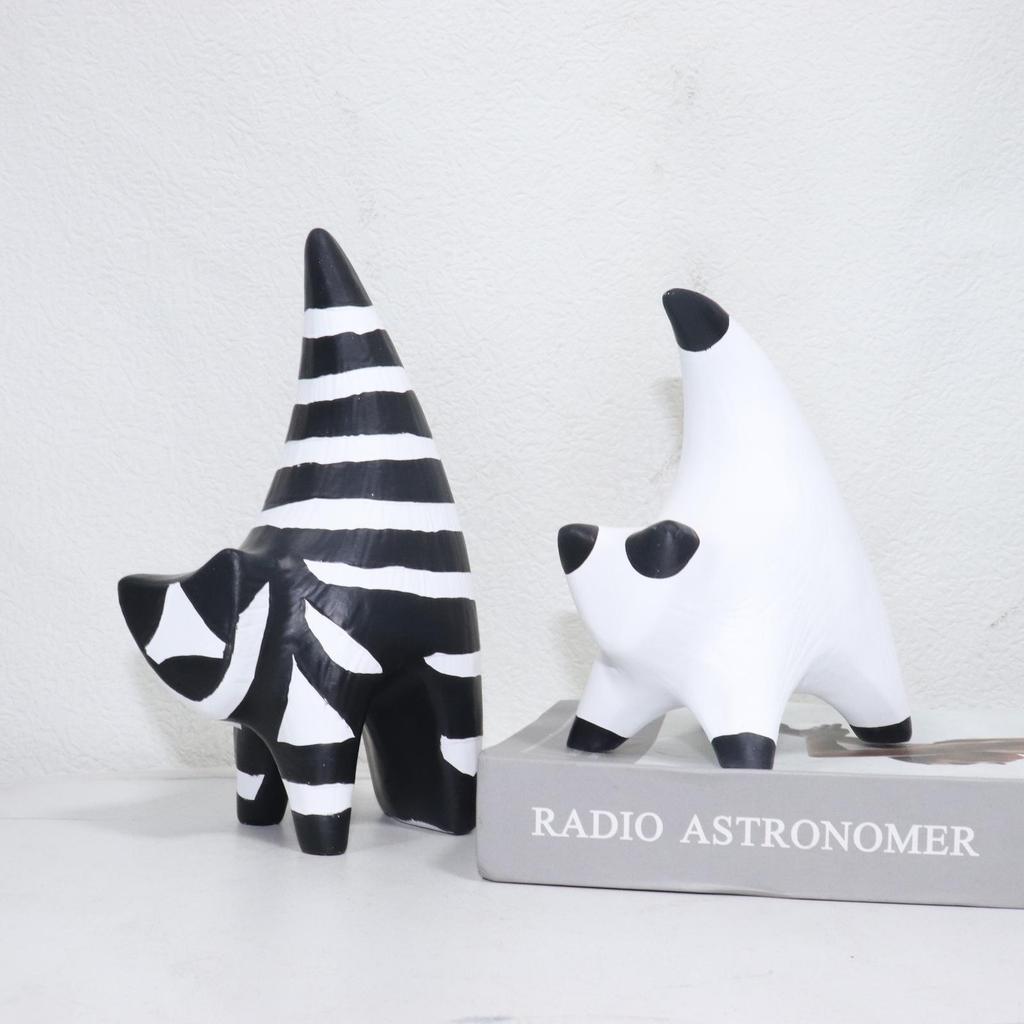 Krat Cat: Modern Abstract Art Cat Ornaments for Desktops and Coffee Tables