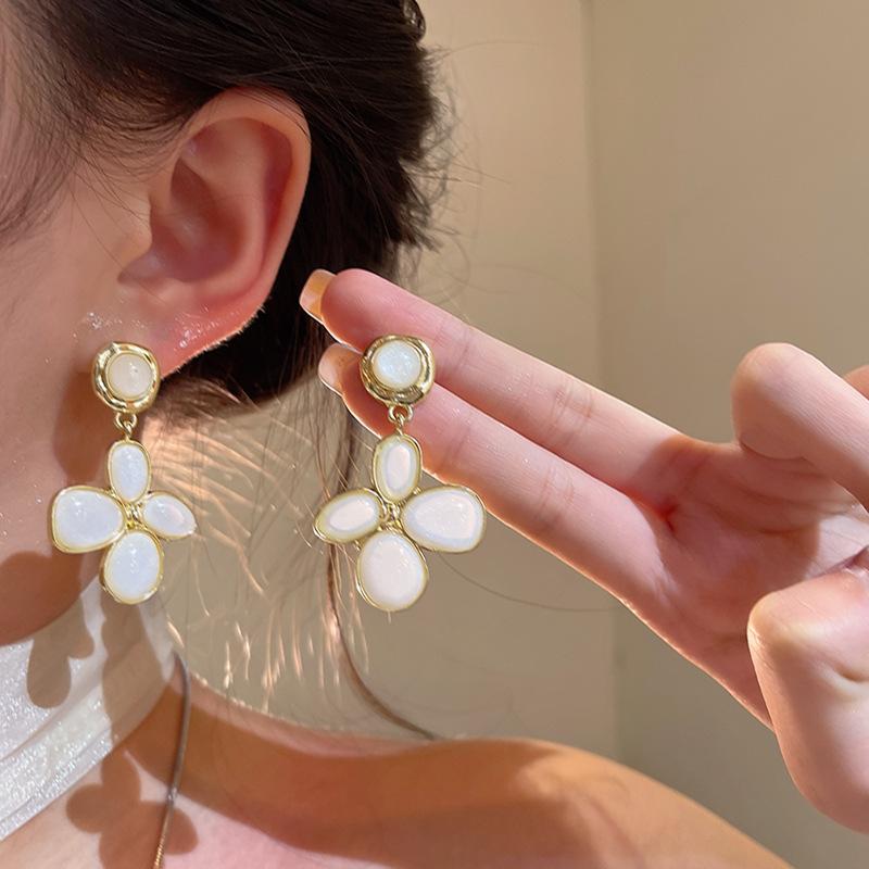 Autumn and Winter Maillard Coffee Flower Earrings 2026 Light Luxury Niche Atmospheric Stud Earrings