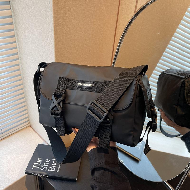 Casual large-capacity tooling wind messenger bag, new fashionable versatile small bag, wide shoulder strap shoulder bag.