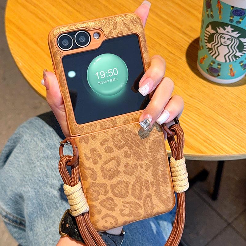 

For Samsung Galaxy Z Flip 7 Fe 6 5 4 W25 W24 W23 Flip Leopard Print Hinge Auto Leather Phone Case Hand Strap Protective Cover W23Flip коричневий
