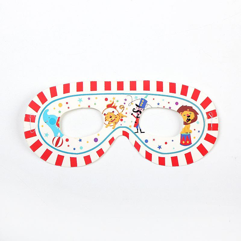 Набор для детской вечеринки в цирковой тематике: Бумажные тарелки, стаканчики, столовые приборы и скатерть.