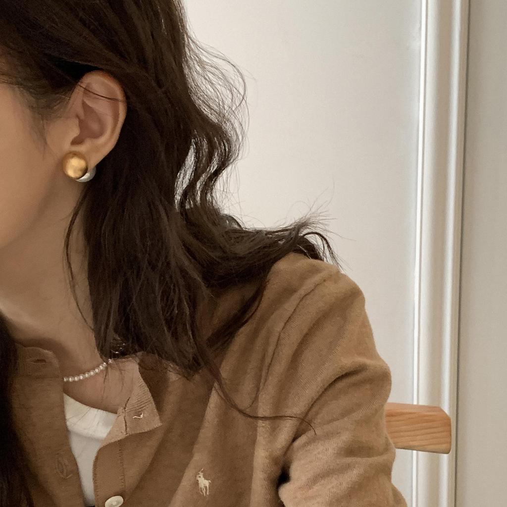 Elegante Ohrringe mit gebürstetem Metall und Perlen in zwei Richtungen für Damen - Trendiges Design 2023