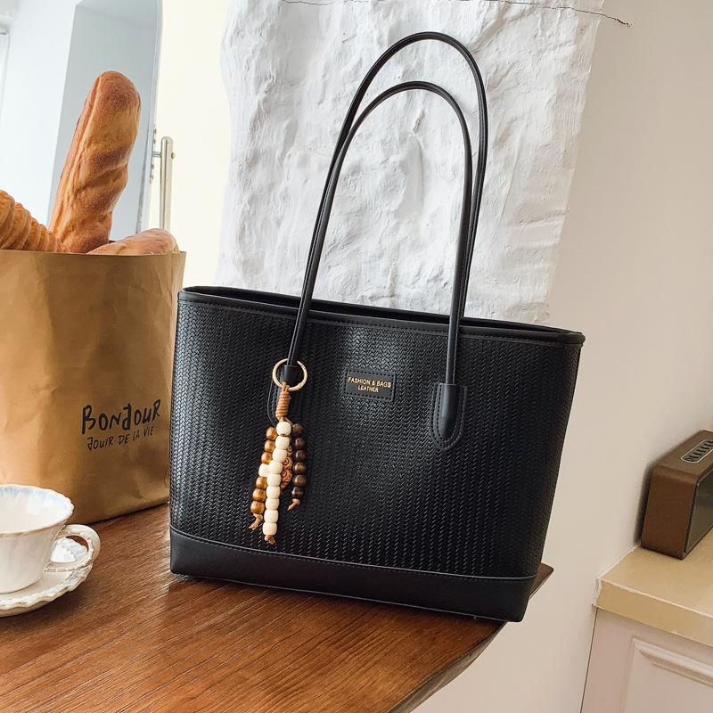 

Retro large-capacity bag women s 2025 new niche high-value popular fashion shoulder bag commuter tote bag чёрный