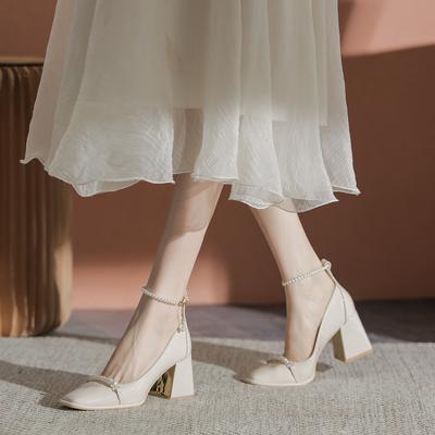 2025 printemps et été talons hauts chaussures de demoiselle d'honneur pieds non fatigués talons épais enfants polyvalent chaîne de perles bout carré chaussures simples femmes