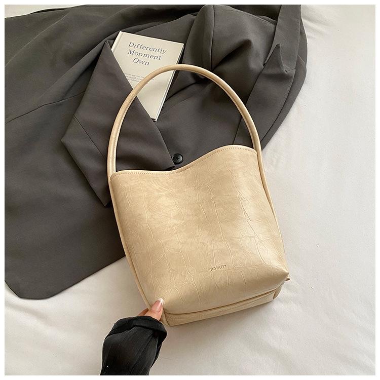 

Модная универсальная сумка-ведро из масляной вощеной кожи 2025 новая корейская версия простая повседневная на плечо мессенджер сумка для поездок на работу