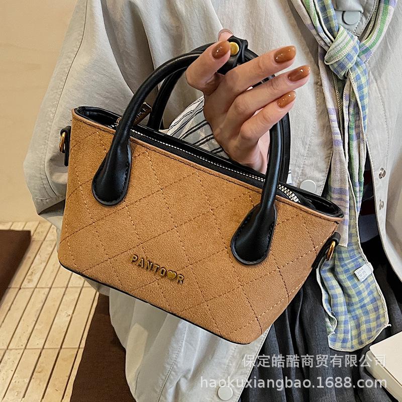 This year, the popular diamond small bag women's autumn and winter versatile 2025 new retro messenger bag ins portable bucket bag