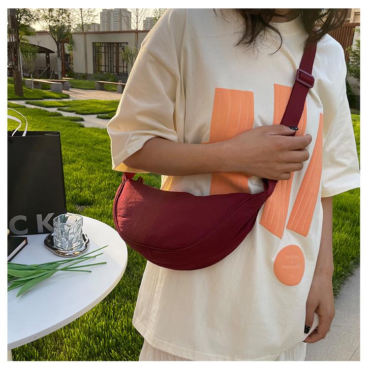 

Nylon canvas messenger bag new ladies popular casual light messenger dumpling bag versatile