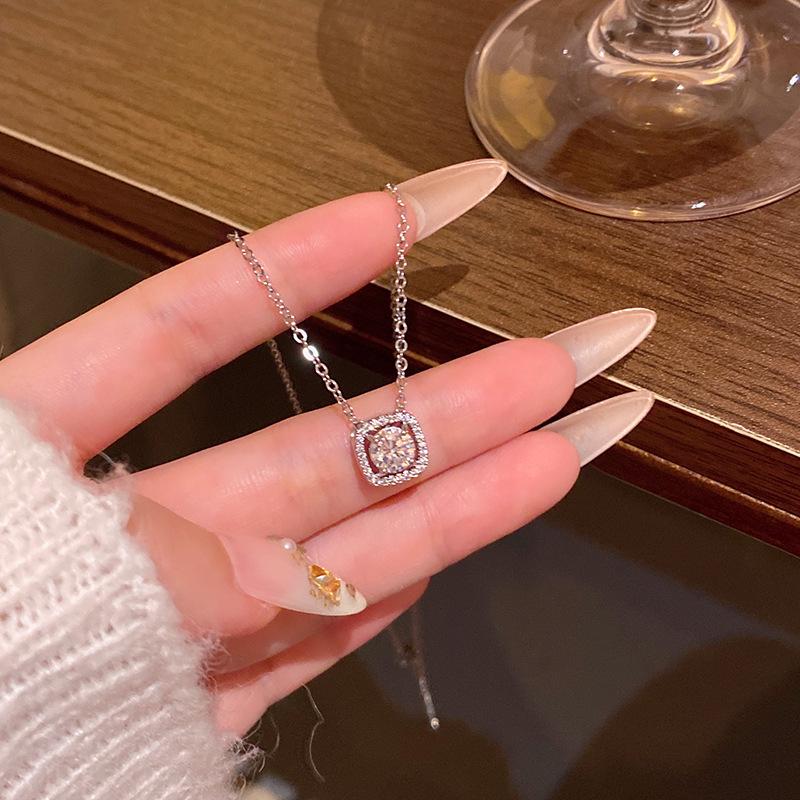 „Trendový špičkový perlový náhrdelník: Všestranný klíční řetízek z titanové oceli pro ženy"