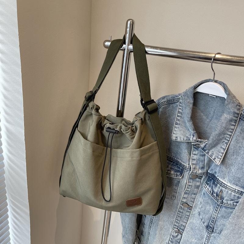 2025 new large-capacity casual fashion drawstring pleated shoulder bag travel leisure messenger tote bag women
