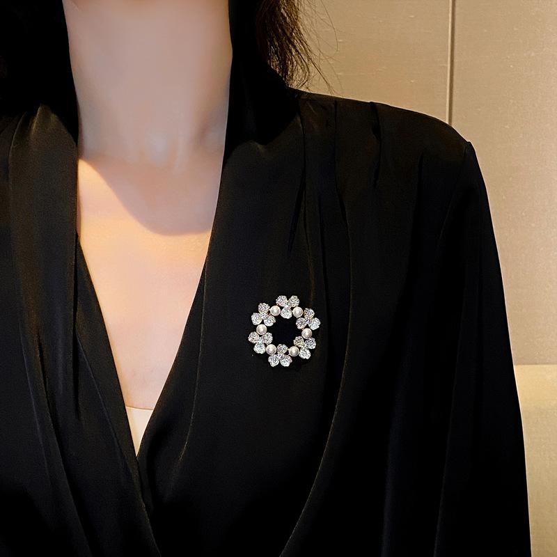Garland Pearl Brooch for Women High-end Corsage High-end Pin Niche Clothing Accessory Anti-exposure Wonder