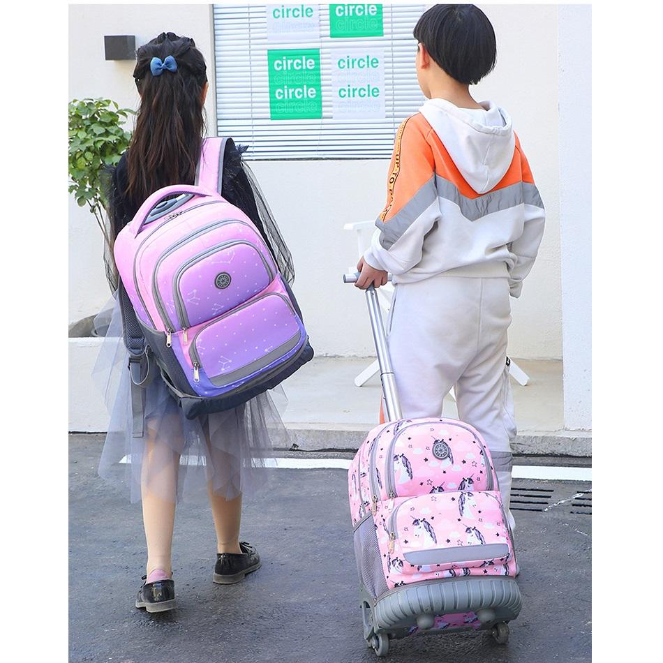 Schüler tragen und ziehen Mehrzweck-Trolley-Schultaschen mit Rädern, mit denen sie Treppen steigen können