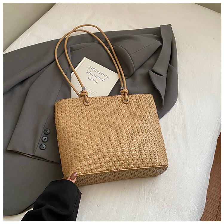 

Vintage tote bag commuter high value armpit bag 2025 new woven portable tote bag simple shoulder bag