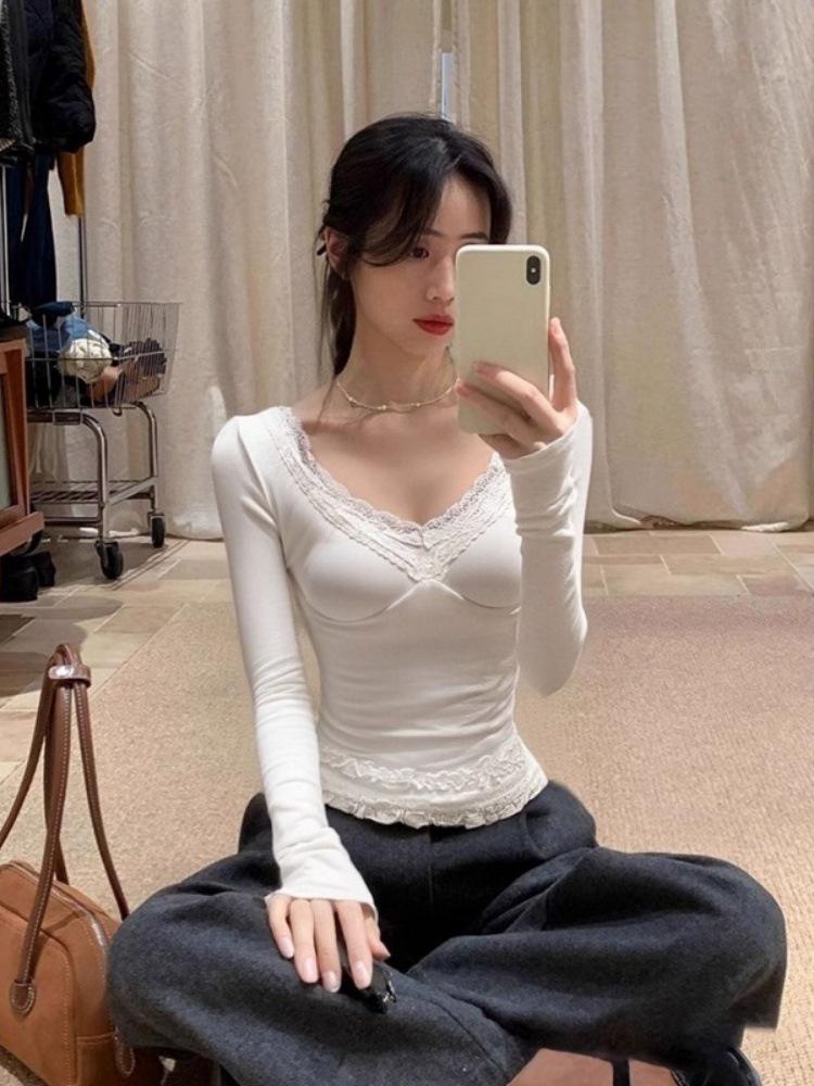 Thermoshirt mit V-Ausschnitt und Spitzenbesatz für Damen, Langarm: Elegante, eng anliegende Basisschicht für Herbst/Winter.