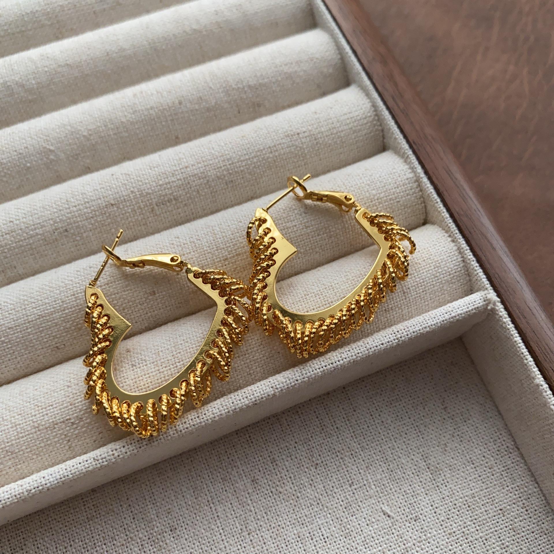 Round geometric classic earrings light luxury fashion smooth polished earrings exquisite retro niche high-end versatile earrings
