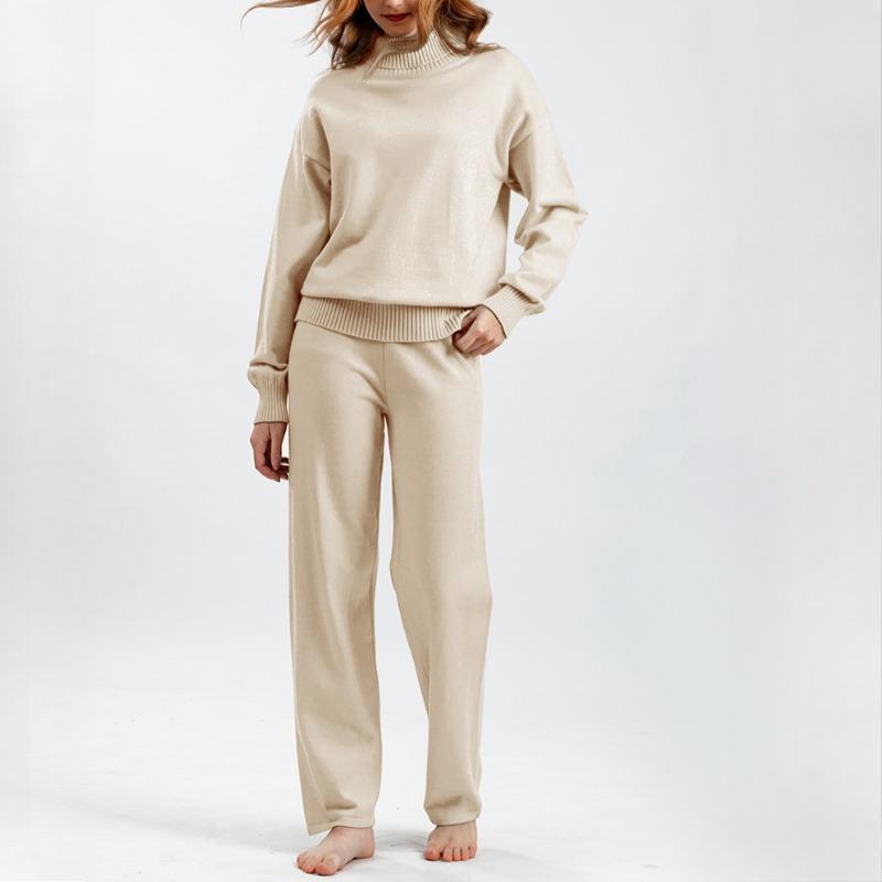 Módní oblek s vysokým límcem pro podzim a zimu v jednobarevném provedení je všestranný a lze jej nosit s dvoudílným pleteným topem a ležérními kalhotami.