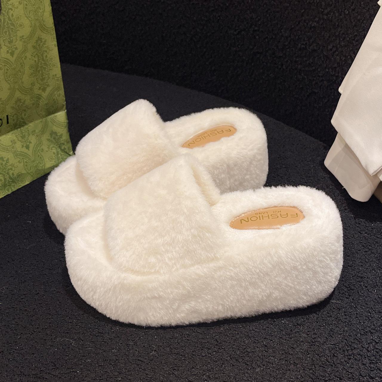 

Маленький человек носит односложные тапочки на толстой подошве для женщин 2024 года, новый модный темперамент, повседневная обувь, удобная, пушистая, приливная обувь 36