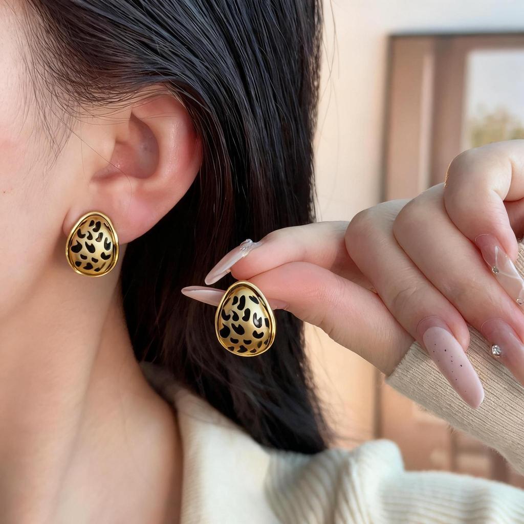 Silbernadel Wassertropfen Herz Ohrringe: Retro Hongkong-Stil, Leichter Luxus, Nieten mit Leopardenmuster