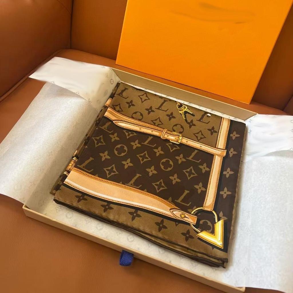 Ouyang Nana Inspiriertes Kirschblüten-Trägerloses Quadratisches Seidentuch - Zweifach verwendbarer Schal und Wickeltuch, Erhältlich in drei Farben