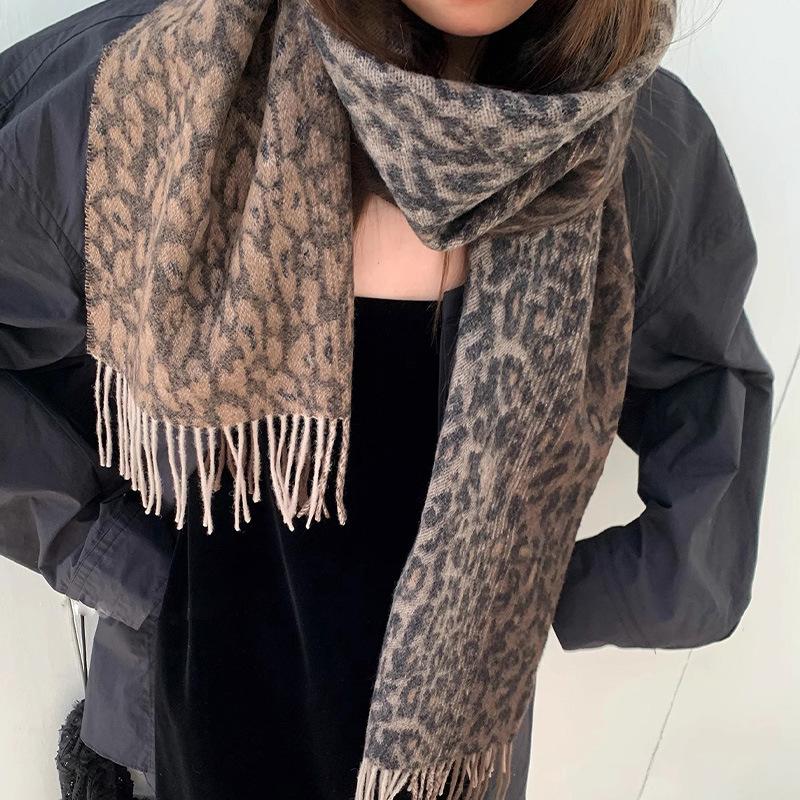 Autumn and Winter Fashionable and Versatile Retro Leopard Print Scarf for Women Winter Tassel Thickened Warm Versatile Shawl and Scarf