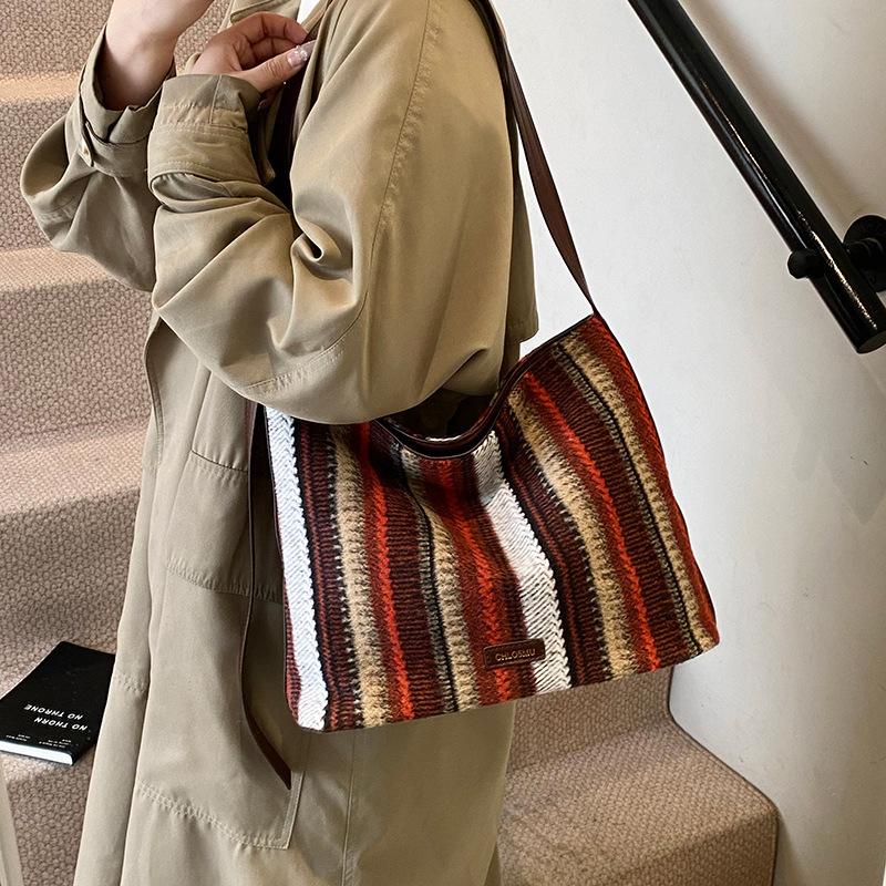 2025 New Fashion Trend Casual Vacation Style Woven Straw Handheld Shoulder Bag