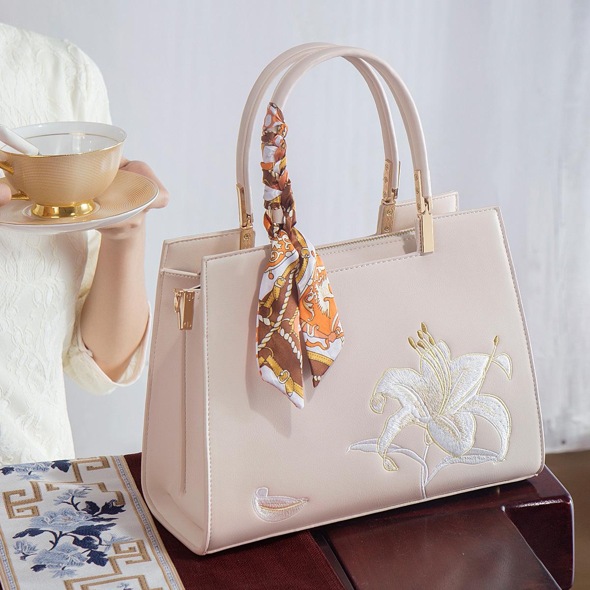 Retro Chinese-style embroidered handbag for women, high-end, large-capacity, suitable for middle-aged women, commuting Embroidered white
